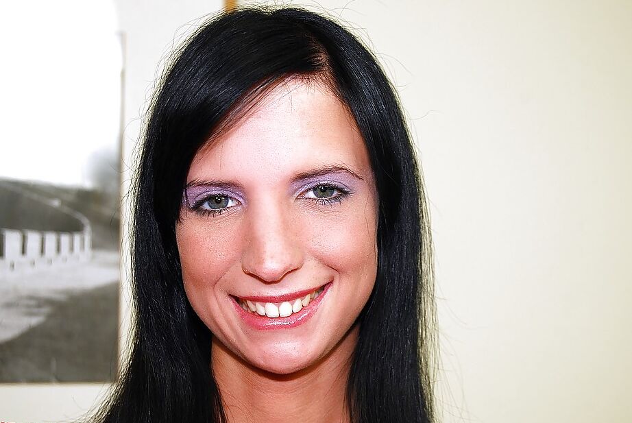 16P Dünnes brünettes Babe mit kleinen Titten zieht sich aus und spielt mit ihrer engen Fotze