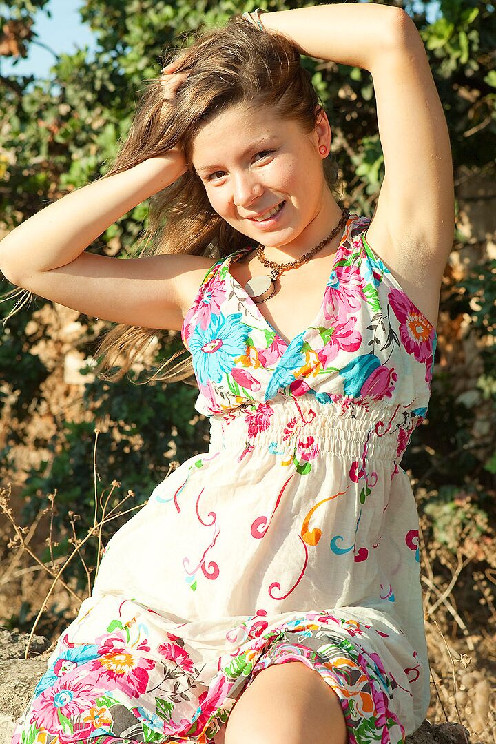 15P Dulce jovencita se quita el vestido mientras se desnuda al aire libre con sandalias