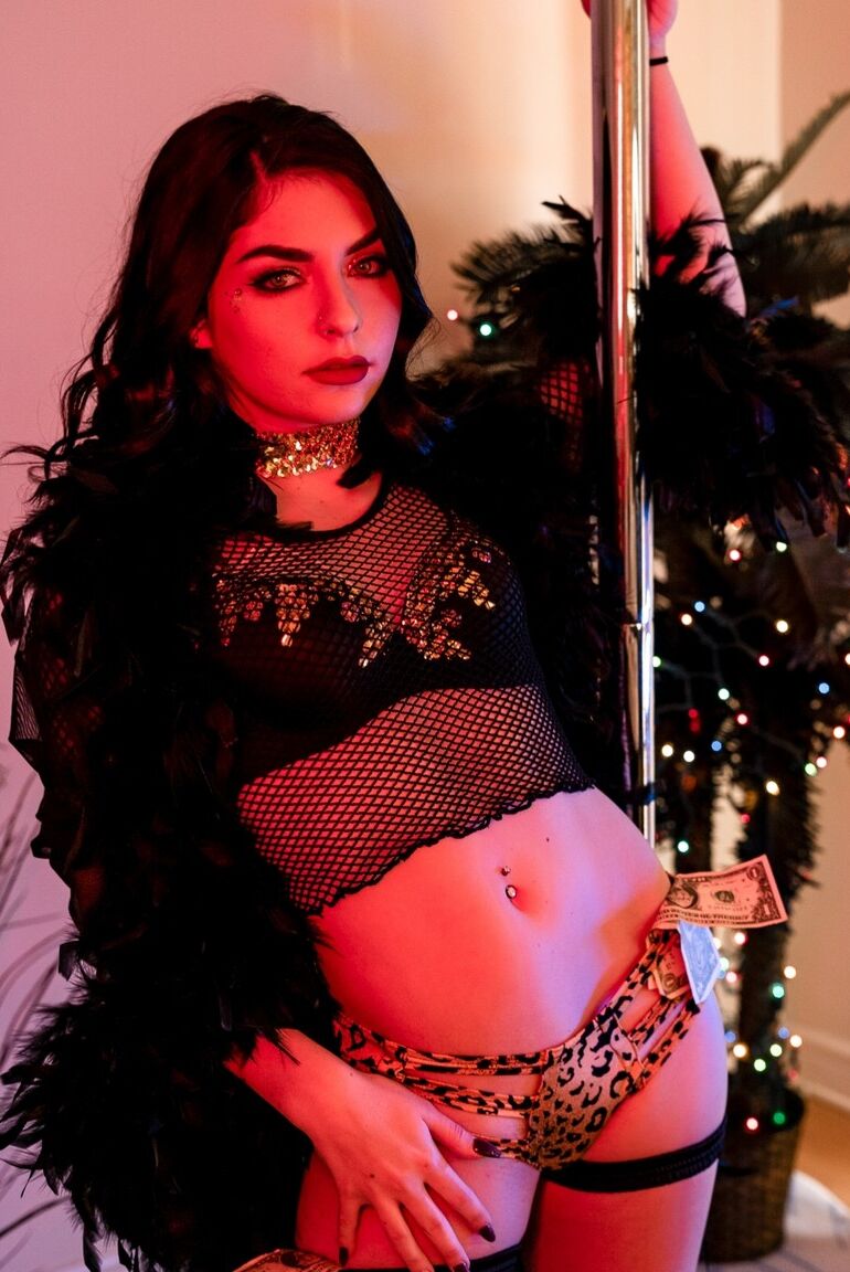 15P Brunette stripper Keira Croft bares her phat ass while working the pole