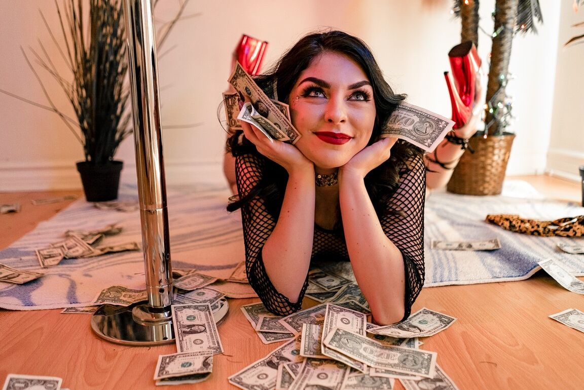 15P Brunette stripper Keira Croft bares her phat ass while working the pole