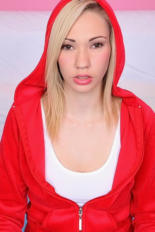 16P Blondes Teenie-Babe Sara Monroe zieht ihre Hosen und Höschen aus