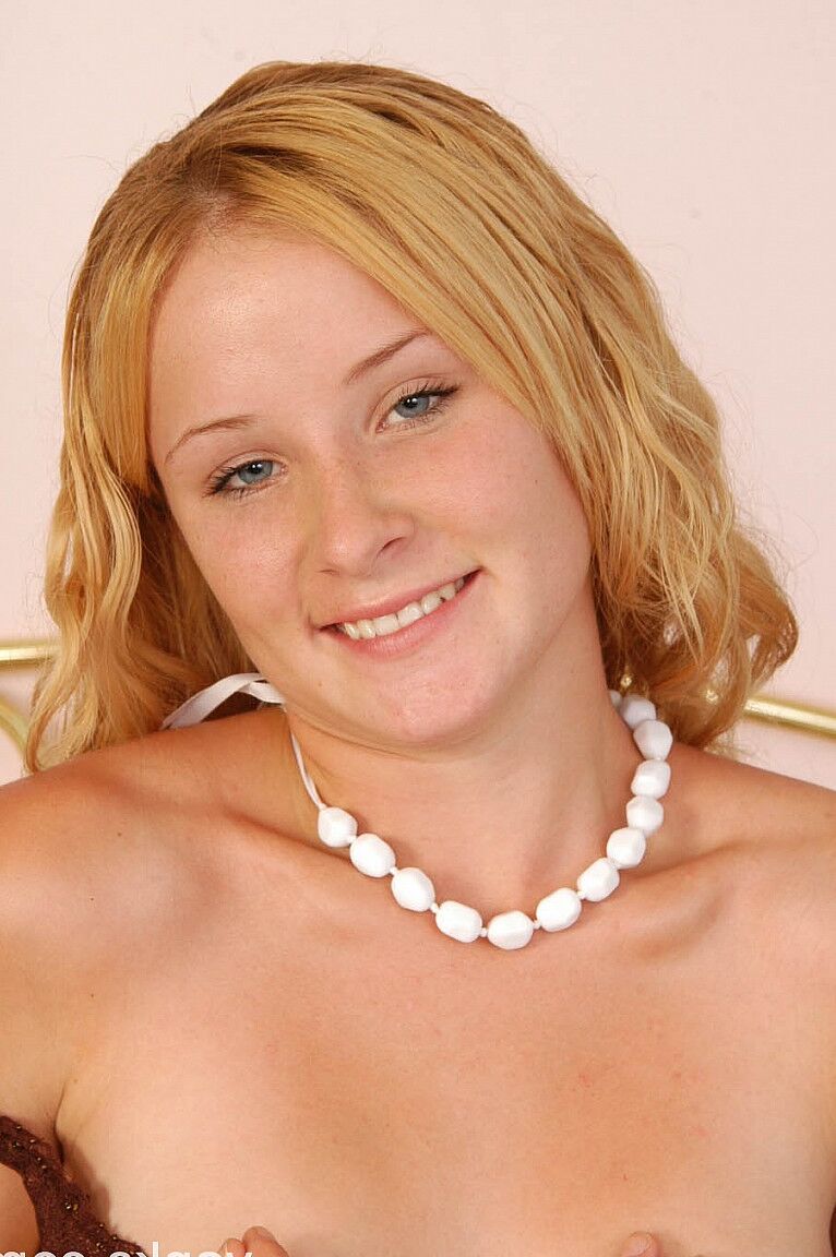 17P Blonde Süße in sexy Dessous Roxi Smith spielt mit ihrer Möse im Bett