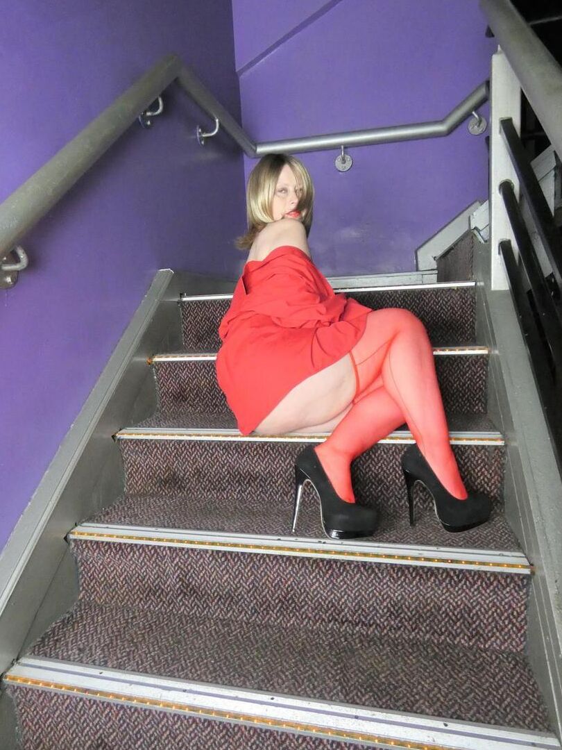 20P Posh Sophia, femme mûre, écarte ses sous-vêtements pour jouer avec sa chatte
