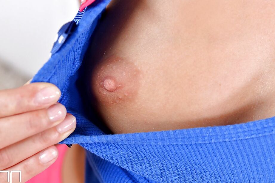 16P La joven europea Tracy Gold mostrando sus pequeñas tetas mientras se desnuda