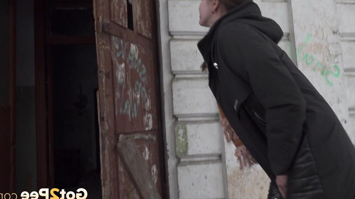 15P Brunette babe squats in a doorway to piss outside