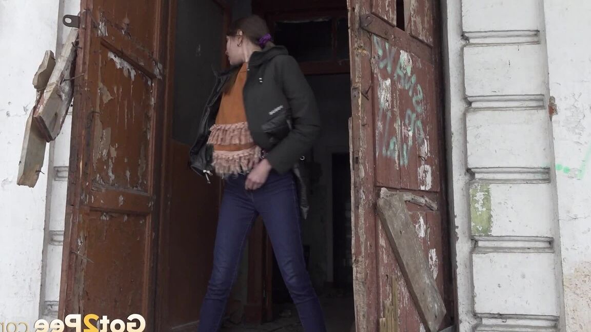 15P Brunette babe squats in a doorway to piss outside