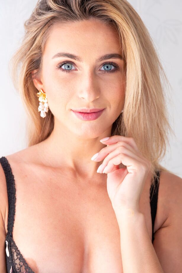 18P La ravissante Cara Mell séduit et taquine sa lingerie sexy noire alors qu'elle