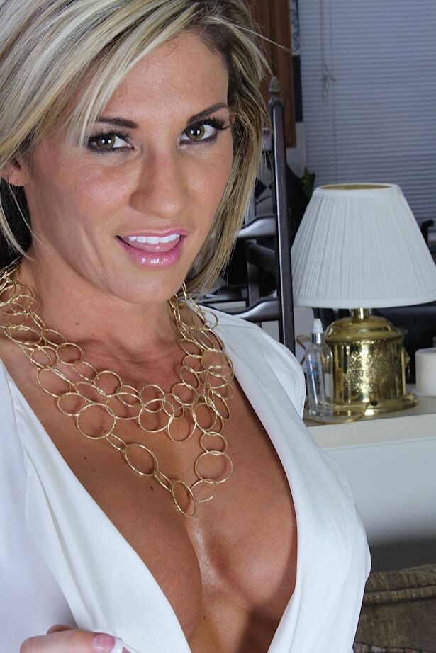16P Guapa MILF rubia con grandes tetas abriendo los labios de su coño muy bien