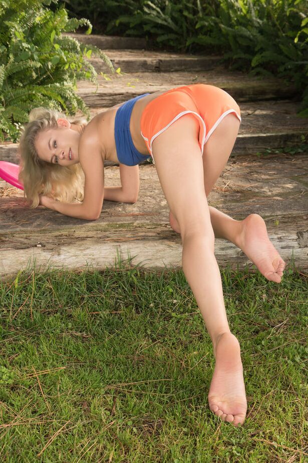 18P La linda rubia Kira Angel se divierte al aire libre, salta para atrapar el frisbee