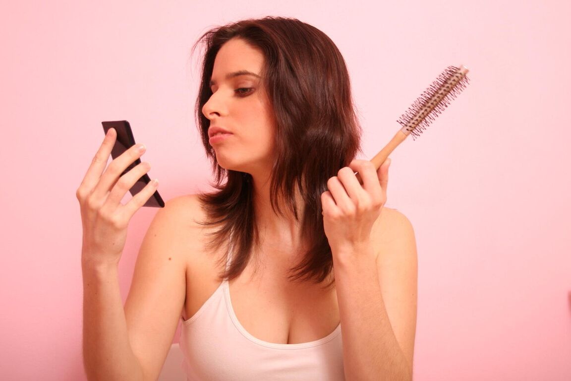 16P Die vollbusige Schönheit Vivian masturbiert in weißen Strümpfen mit einer Haarbürste