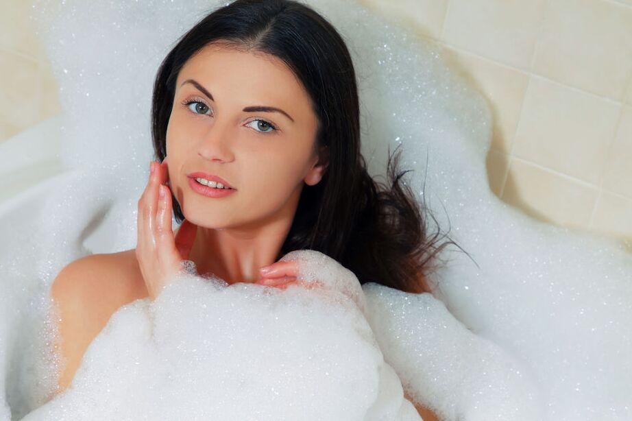 12P La linda morena Nora Roam se divierte sexy en la bañera, se enjabona el pelo