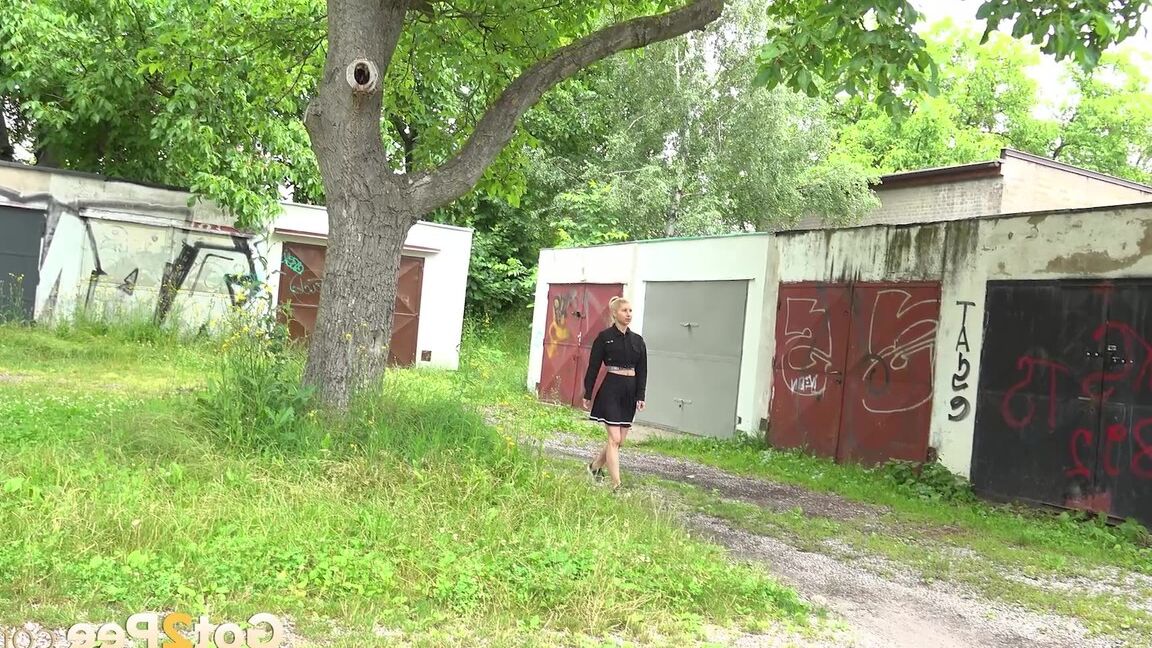 15P La blonde Nykla attache sa robe avant de pisser près d'un garage
