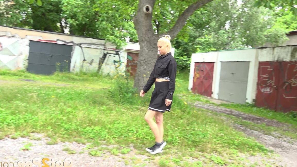 15P La blonde Nykla attache sa robe avant de pisser près d'un garage
