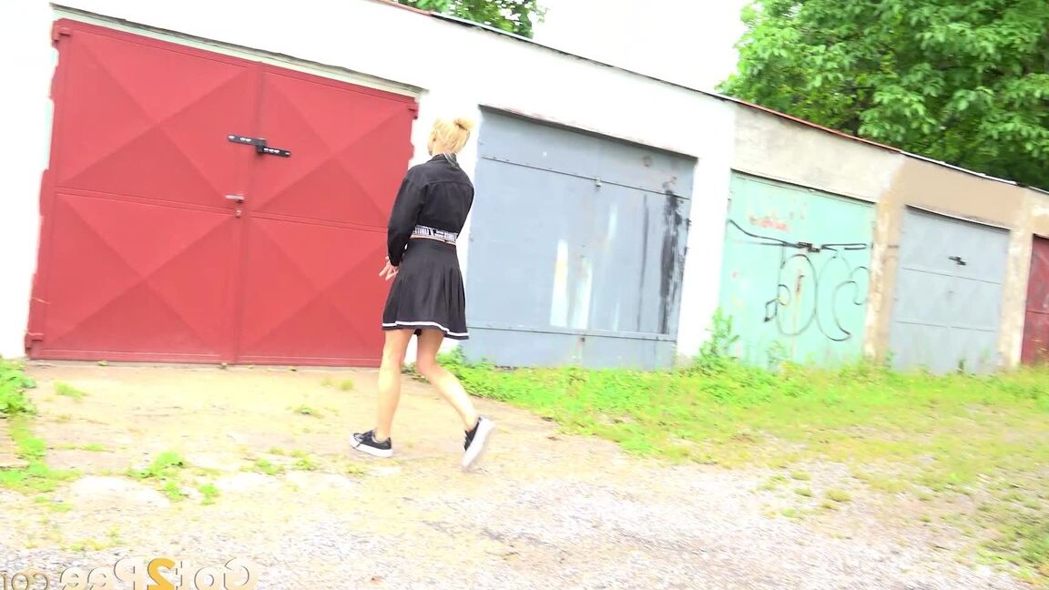 15P La blonde Nykla attache sa robe avant de pisser près d'un garage