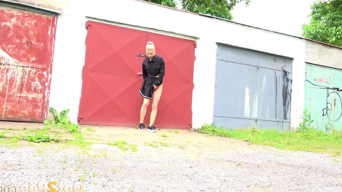 15P La blonde Nykla attache sa robe avant de pisser près d'un garage
