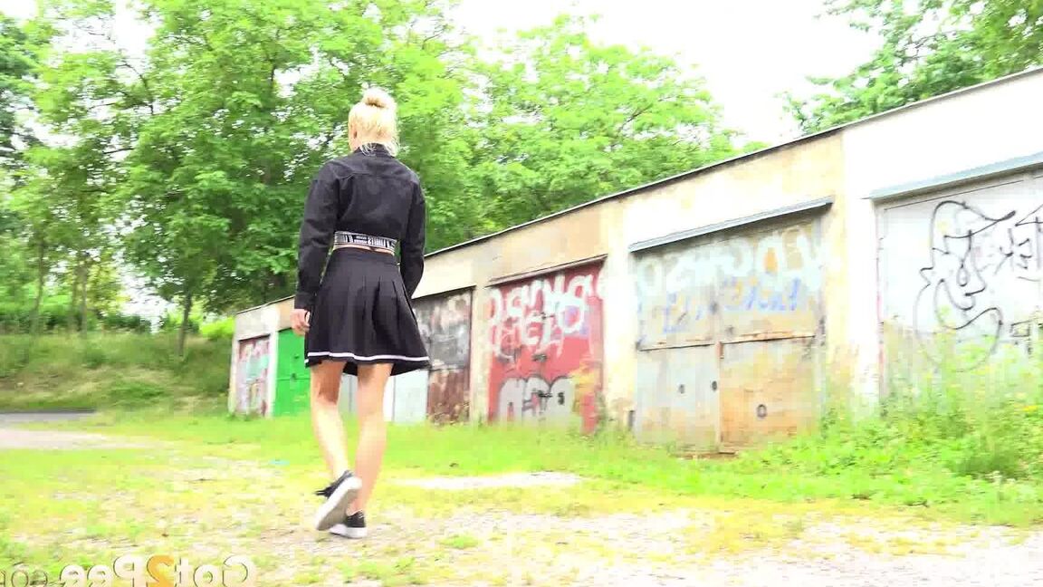 15P La blonde Nykla attache sa robe avant de pisser près d'un garage