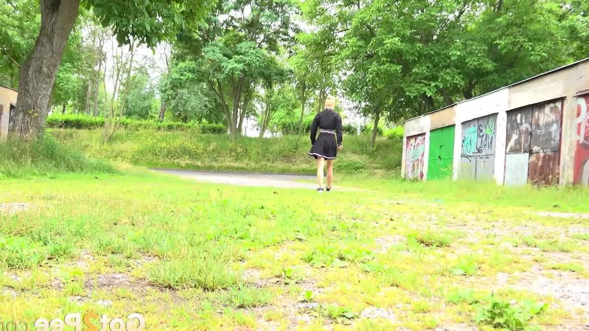 15P La blonde Nykla attache sa robe avant de pisser près d'un garage