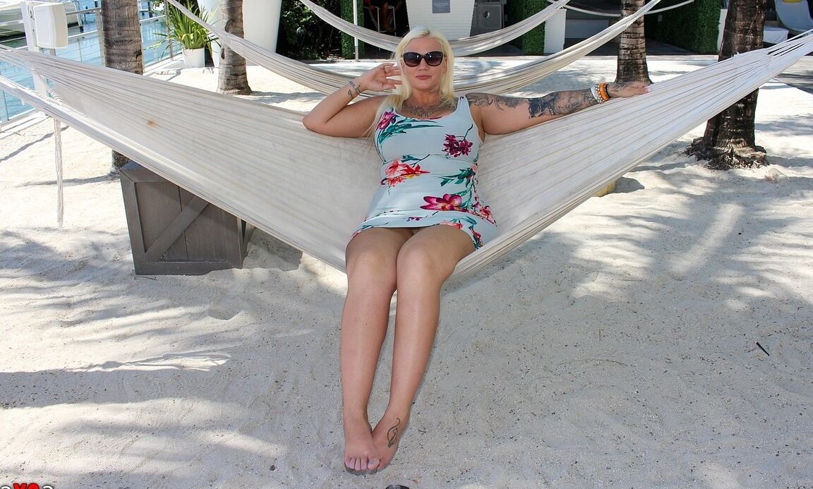 17P Linda loira tatuada LuckyB Dallas exibindo uma saia levantada sem calcinha ao ar livre