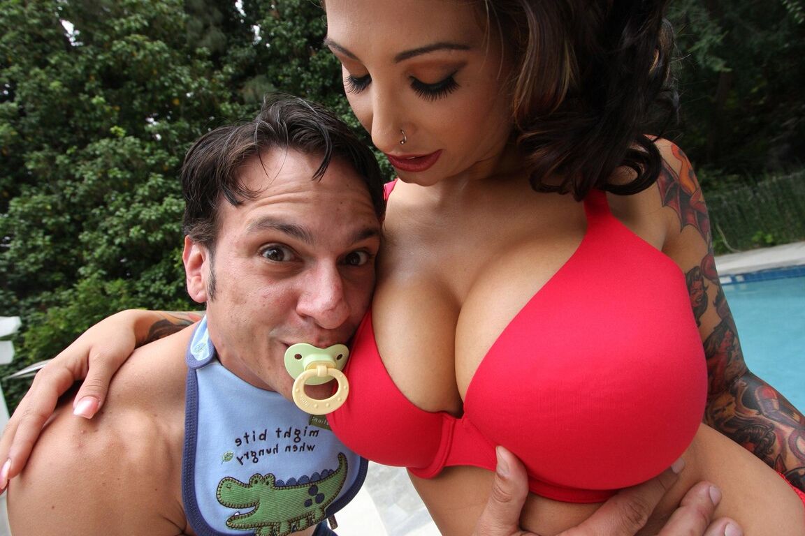 10P Ricki Raxxx, fille aux gros seins et aux tatouages, se fait défoncer par une grosse bite style gonzo