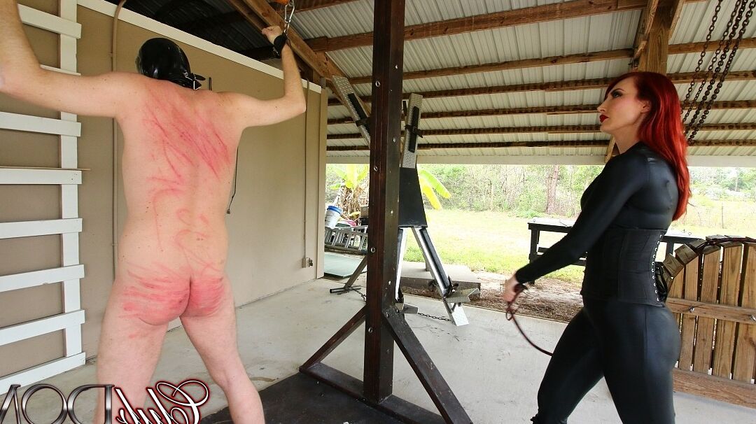 21P Redhead domme Kendra James humilha e fode sua escrava sexual com um strapon
