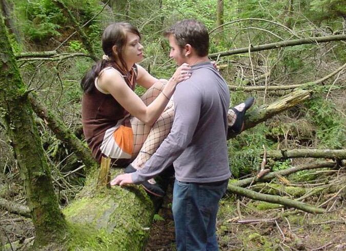 15P Esclavos con arnés Joven chica con arnés al aire libre