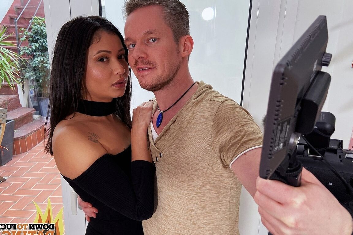 20P Hot Latina gata Jade Presley curtindo um pau grande em sua buceta raspada na câmera