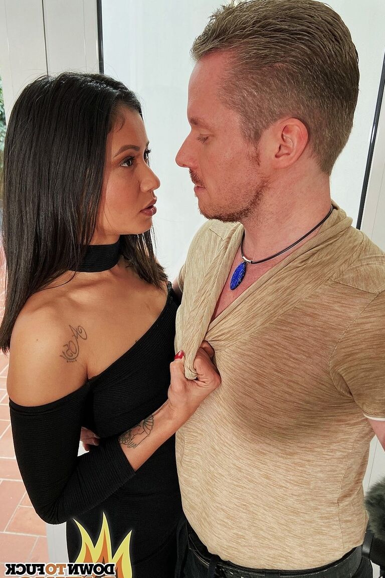 20P Hot Latina gata Jade Presley curtindo um pau grande em sua buceta raspada na câmera