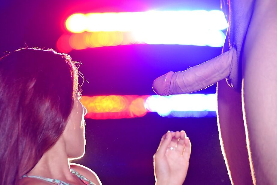 16P La puta adolescente Michelle Taylor es pillada haciendo una mamada al aire libre en el parque