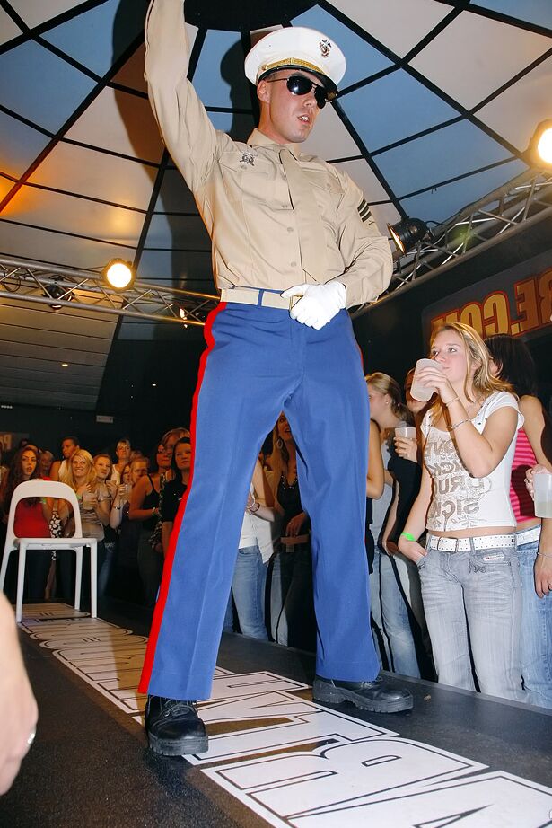 15P Garotas intoxicadas perdem todas as inibições antes de chupar strippers masculinos