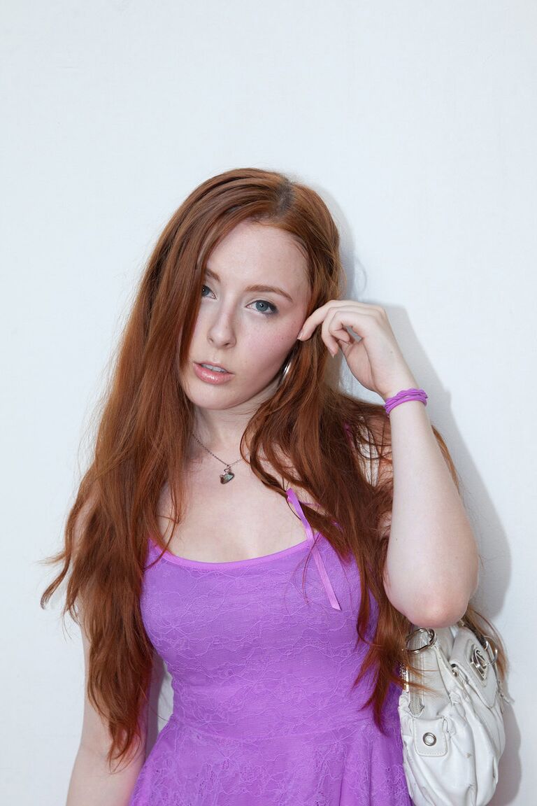 12P Adolescente ruiva com vestido roxo Dora Flynn exibindo uma saia levantada em público