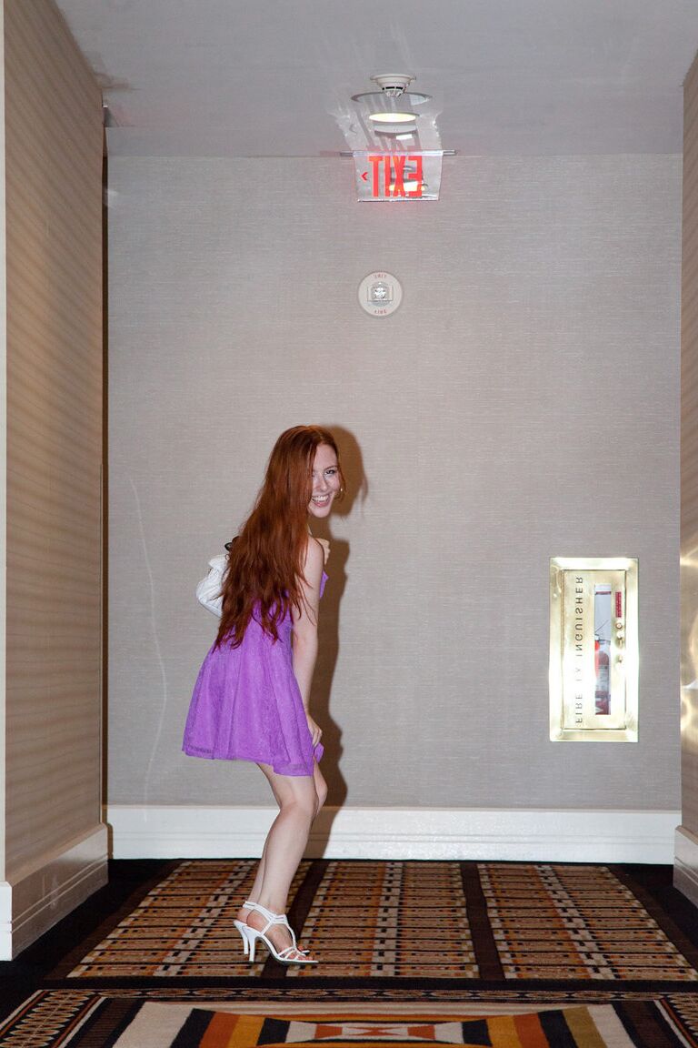 12P Adolescente ruiva com vestido roxo Dora Flynn exibindo uma saia levantada em público