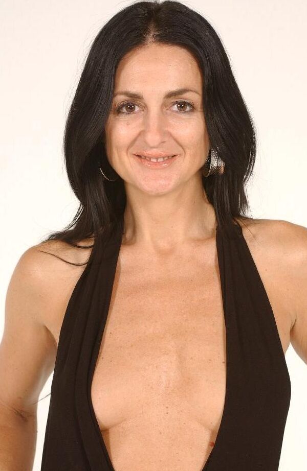 18P La MILF de cabello oscuro Lake Russell usa su sexy vestido halter y una polla con arnés