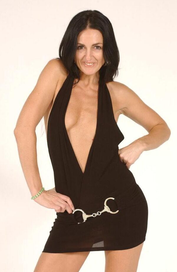 18P La MILF de cabello oscuro Lake Russell usa su sexy vestido halter y una polla con arnés