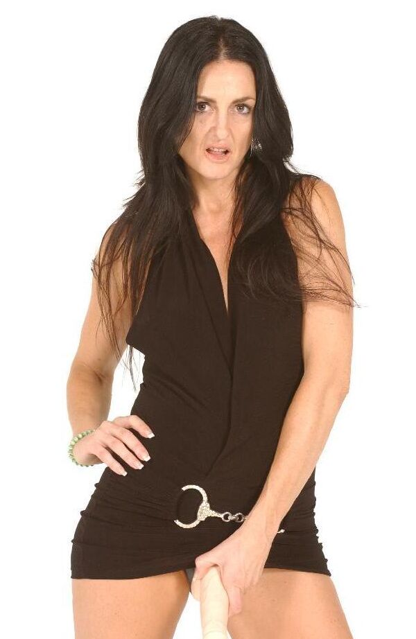 18P La MILF de cabello oscuro Lake Russell usa su sexy vestido halter y una polla con arnés