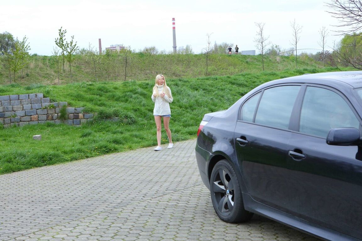 21P Die junge Ellen Jess begleitet einen reichen alten Mann zu seinem Haus