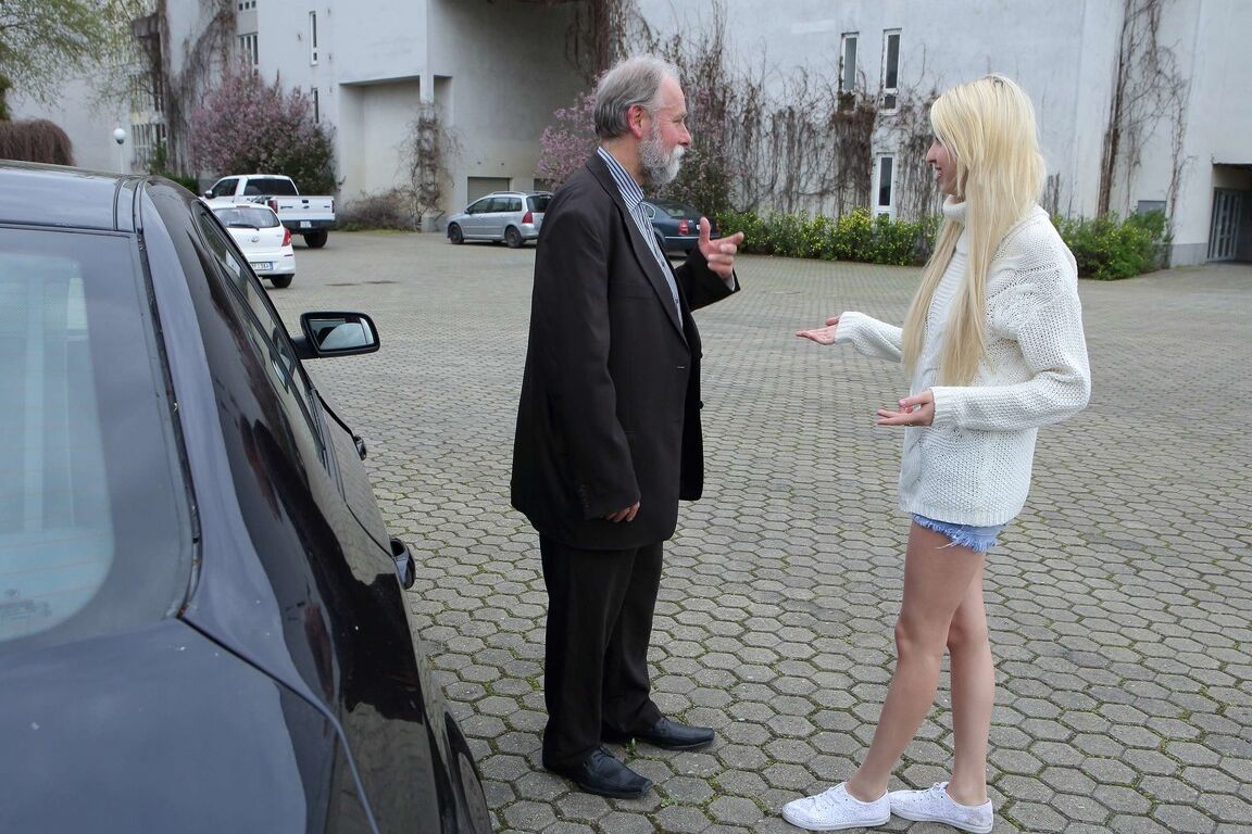 21P Die junge Ellen Jess begleitet einen reichen alten Mann zu seinem Haus