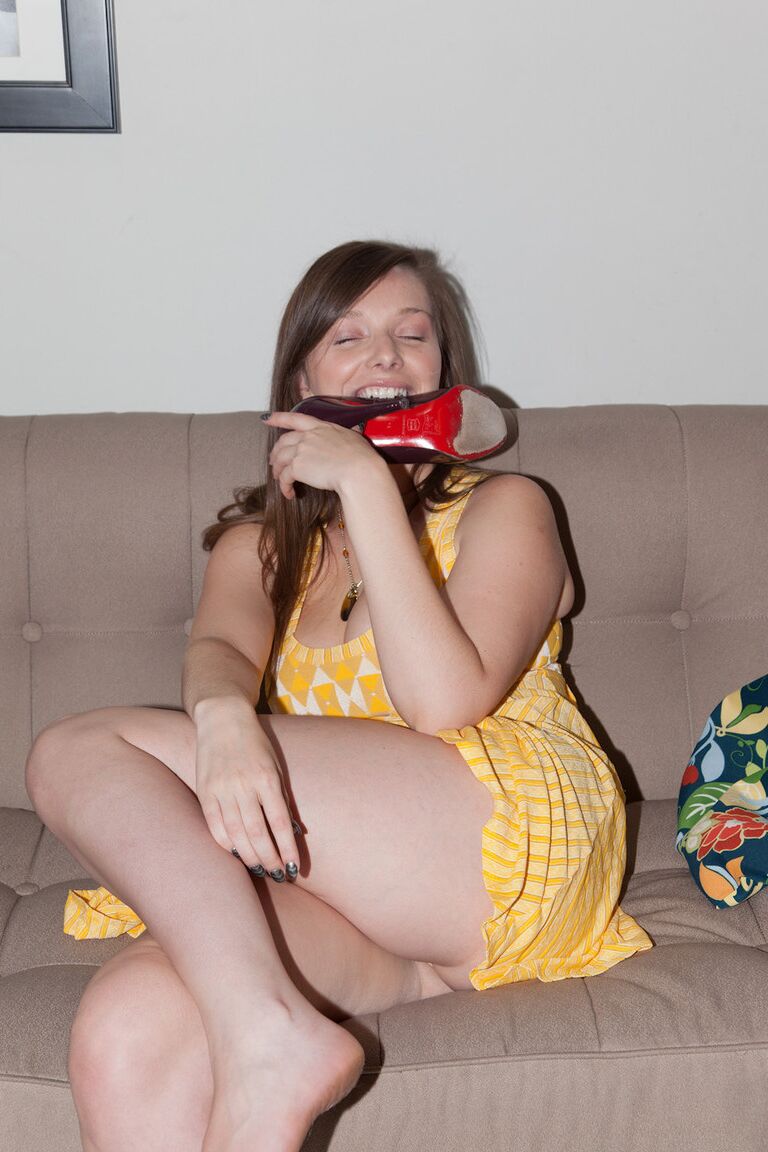 12P Brunette girlfreind Rachel Snowflake flashes her shaved cunt & licks her heel