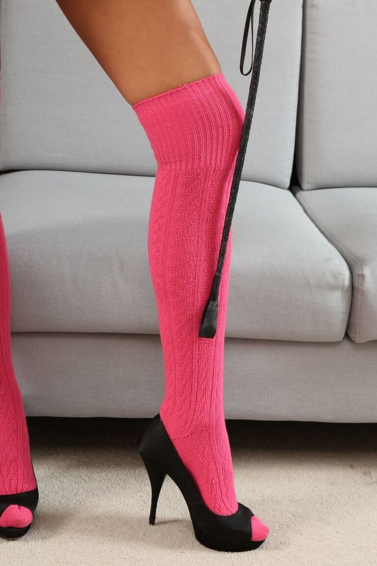 21P A gata alta Sabrina C tira o vestido rosa e brinca com os peitos de calcinha rosa
