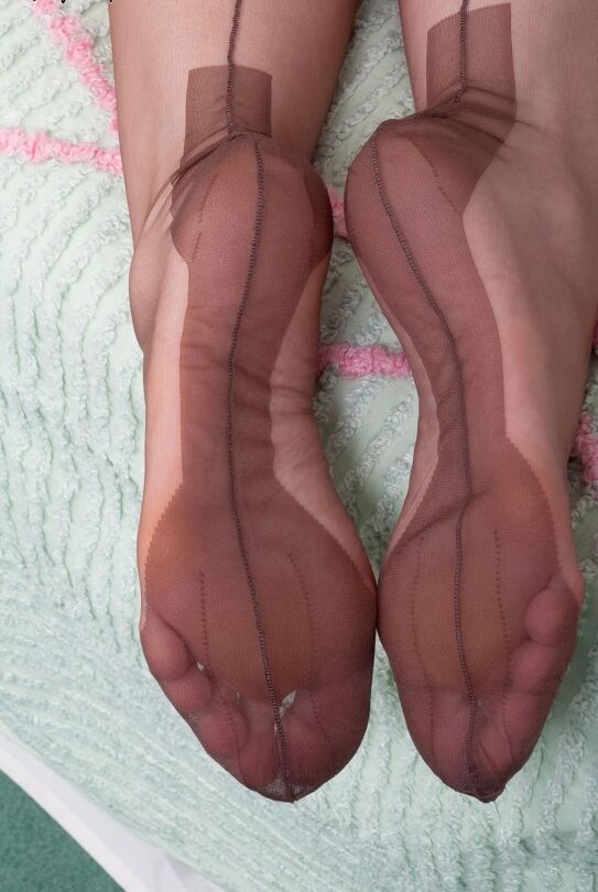 16P Brunette solo model Sophia Delane rolls off one of her backseamed nylons