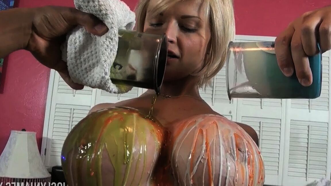 21P Esposa Joslyn James cobrindo seus enormes seios de silicone com cera