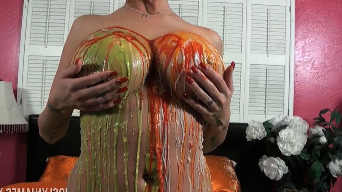 21P Esposa Joslyn James cobrindo seus enormes seios de silicone com cera