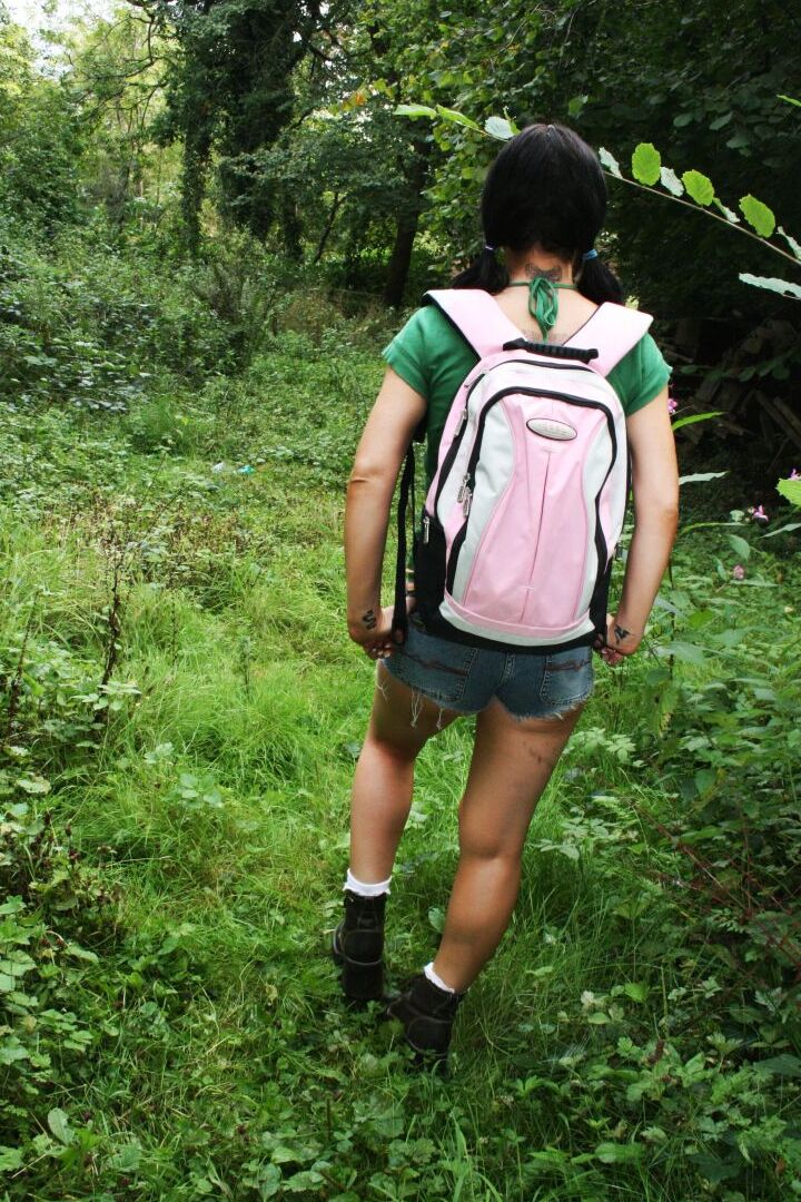 12P La coquine Elizabeth Lawrence se faufile dans les bois pour une bite interraciale
