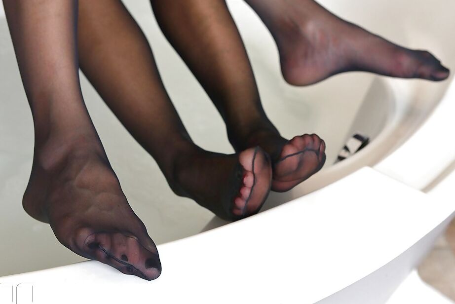 16P Lindsey Olsen e Cindy desfrutam de algumas provocações na banheira de hidromassagem e diversão na buceta
