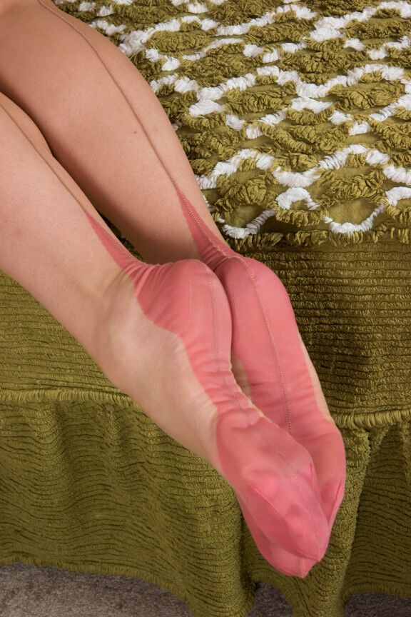 16P Solo girl Kate Anne sports red lips while modeling pink soled nylons on a bed