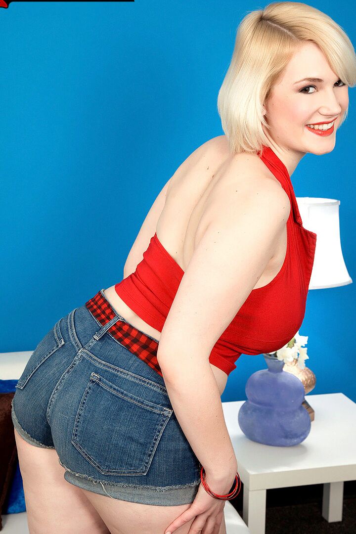 15P Chica rubia seduce y da placer a un hombre con sus enormes tetas