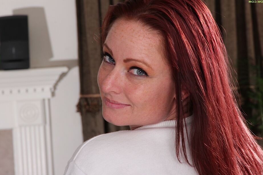 16P Super hot milf girl Brandie Jones está tirando a camisa apertada