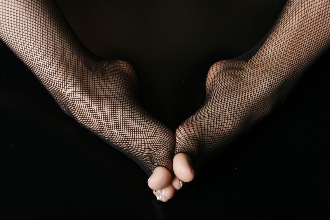 16P Uma mulher ocasional exibe os dedos dos pés bem cuidados em meias sem dedos