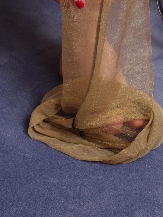 15P Nylon Divas Blonde in seamed nylons