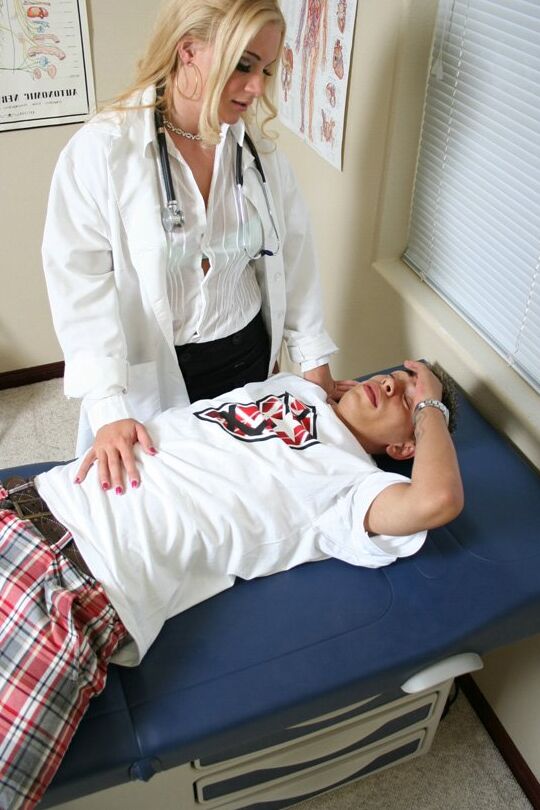 16P MILF super gostosa em uniforme médico Heidi Mayne quicando em um pau grande