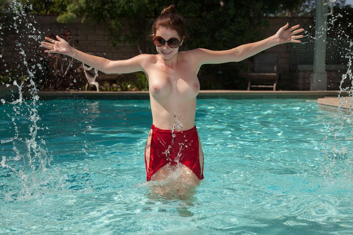 11P La jeune amateur Essie Halladay expose ses gros seins ronds dans la piscine.